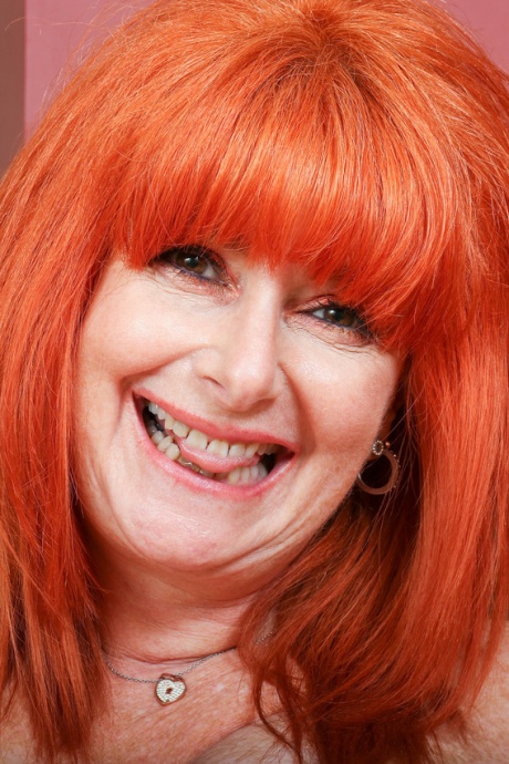 Рыжая постарше расстегивает кожаную юбку, прежде чем показать свои натуральные сиськи и киску 16