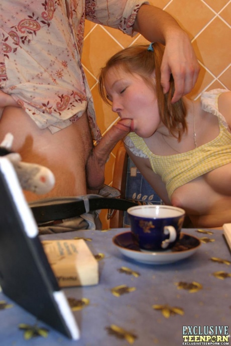 Молодо выглядящая рыжеволосая красотка берет его в попку в длинных носках и с косичками 5