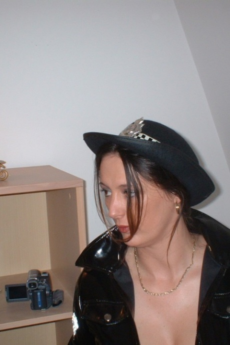 Британская любительница Джуси Джо отсасывает белые и черные члены в латексной полицейской одежде 11