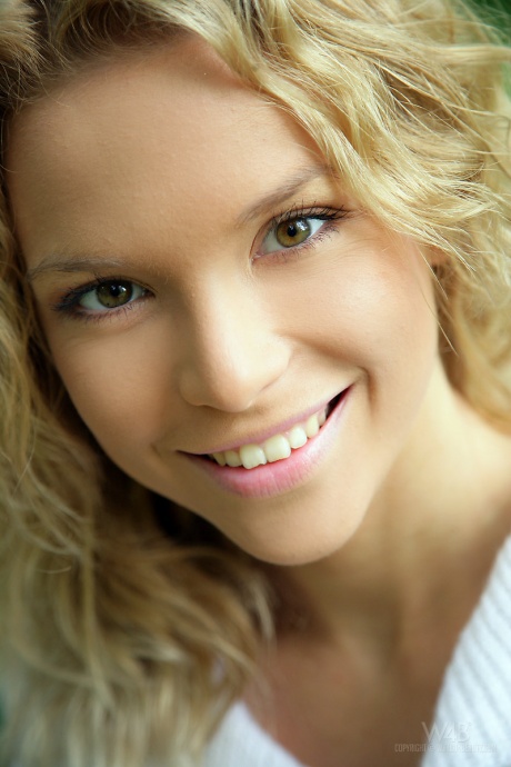 Симпатичная девушка со светлыми волосами Летний бриз показывает свое обнаженное тело на скамейке в парке 14