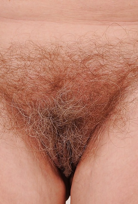 Улыбчивая бабуля обнажает свое пухлое тело и раздвигает ноги 8