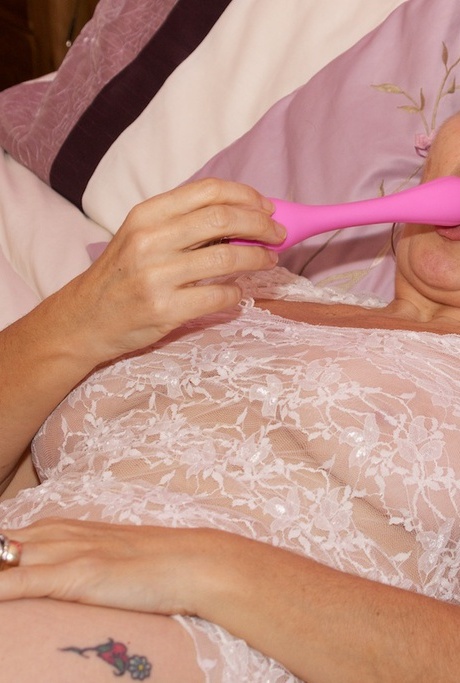 Возбужденная бабуля Савана в белом кружевном белье теребит свою старшую киску, стоя на коленях 17