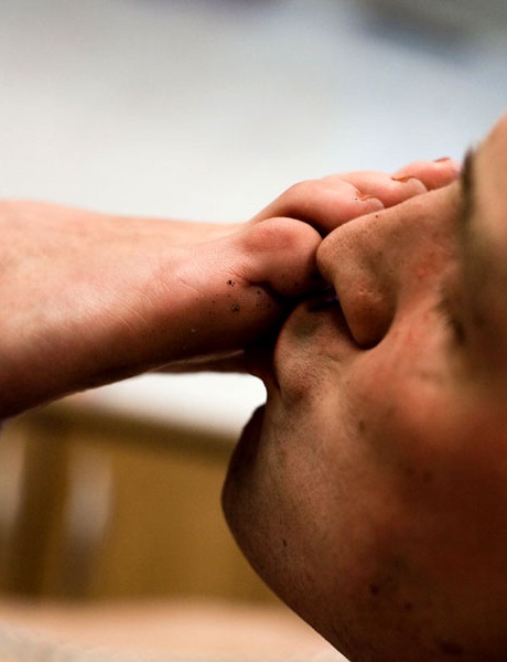 Русская женщина пороет пару рабов-мужчин, пока они поклоняются ее ногам 10