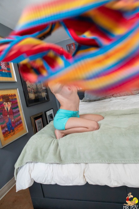 Худенькая девушка сплевывает сперму себе на руку после секса от первого лица на кровати 5