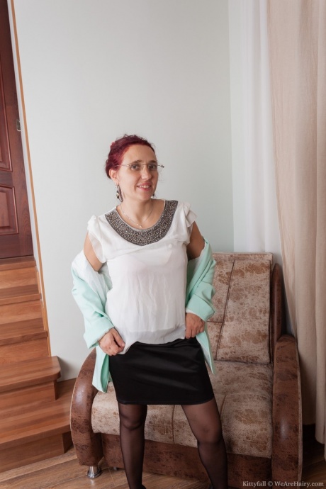 Занудная женщина Китти Фолл снимает очки, показывая свой куст в обнаженном виде 2