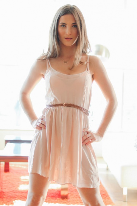 Грудастая белая молоденькая держится за свои покрытые спермой сиськи после траха длинным членом 12