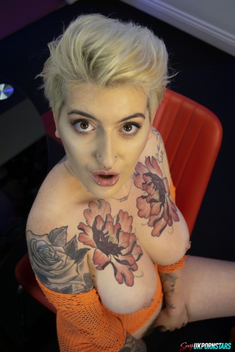 Татуированная девушка щеголяет короткими волосами, демонстрируя свои упругие сиськи и подстриженную муфту 6