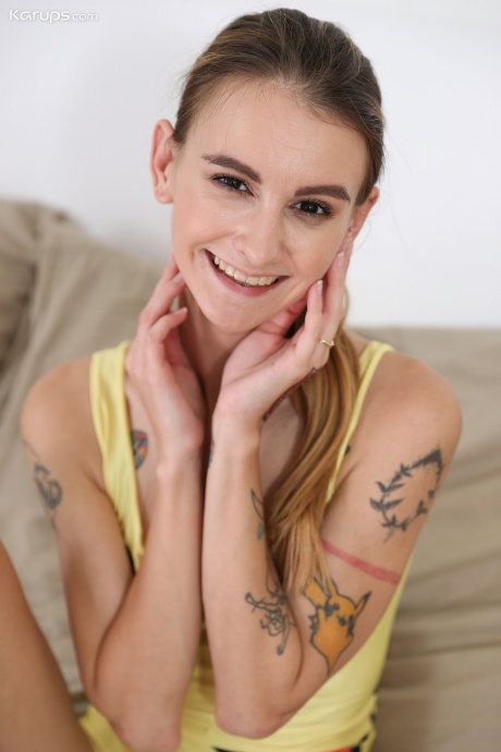 Очаровательная молоденькая Адель Единорог дрочит дилдо в своей подстриженной киске во время шоу по вебкамере в прямом эфире 4