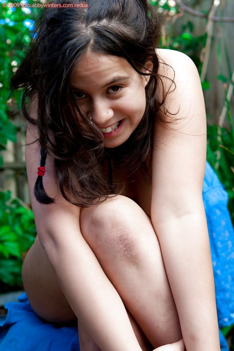 Молодая любительская девушка Никки С демонстрирует свои толстые булочки после раздевания на улице 16