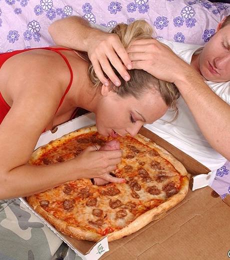 Пышную милфу Эмбер Линн Бах трахает озорной разносчик пиццы 3