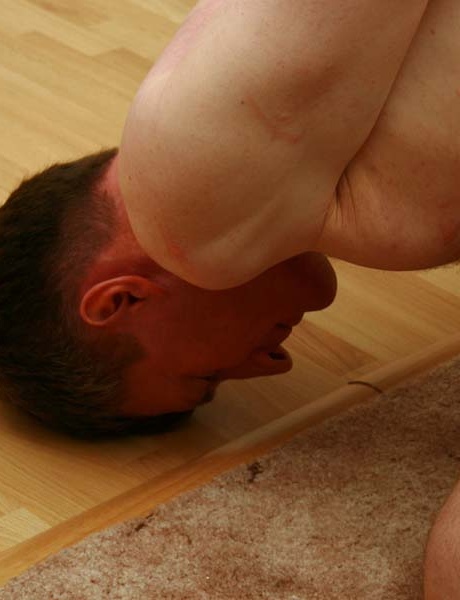 Русская женщина растягивает жопу скованного раба-мужчины 6