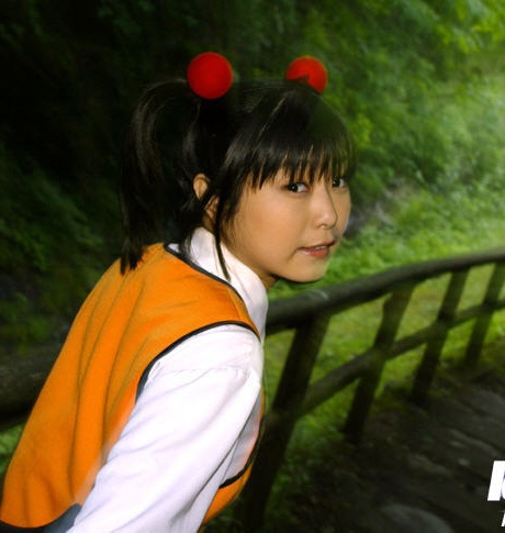 Улыбчивая студентка-азиатка показывает свои крошечные сиськи и пушистую пизду на открытом воздухе 7