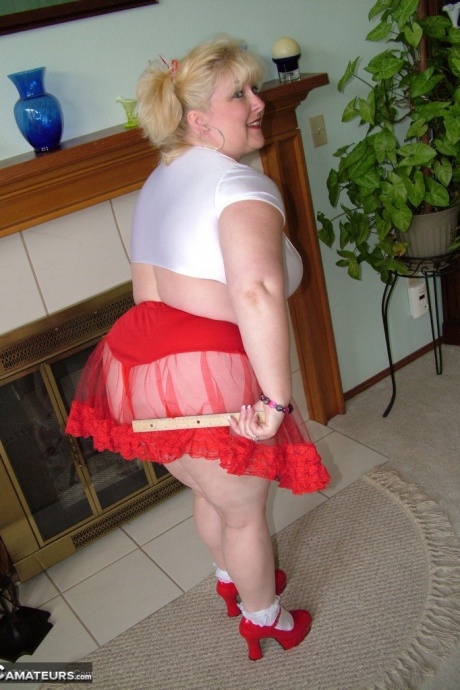 Толстая блондинка Taffy Spanx отодвигает красные стринги в сторону, чтобы подрочить секс-игрушкой 2