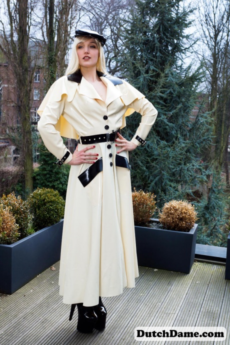 Горячая блондинка сверкает латексными подвязками, моделируя на открытом воздухе в резиновом наряде 5