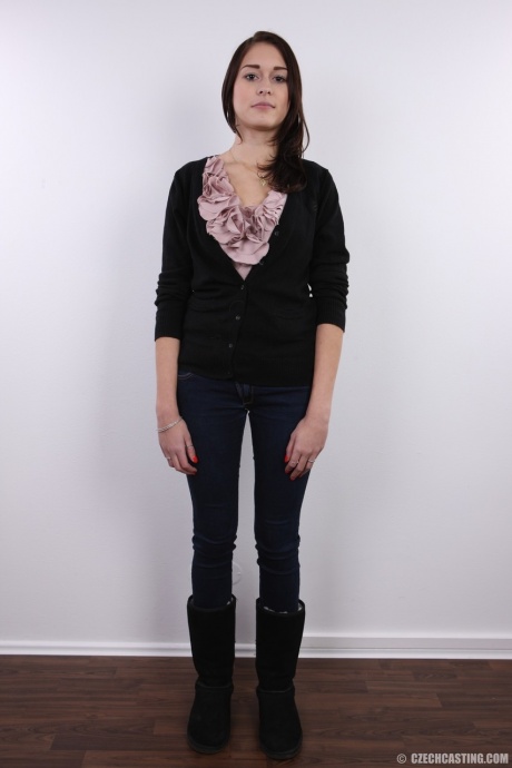 Молодая любительница Зузана снимает джинсы и трусики, чтобы предстать обнаженной перед камерой 2