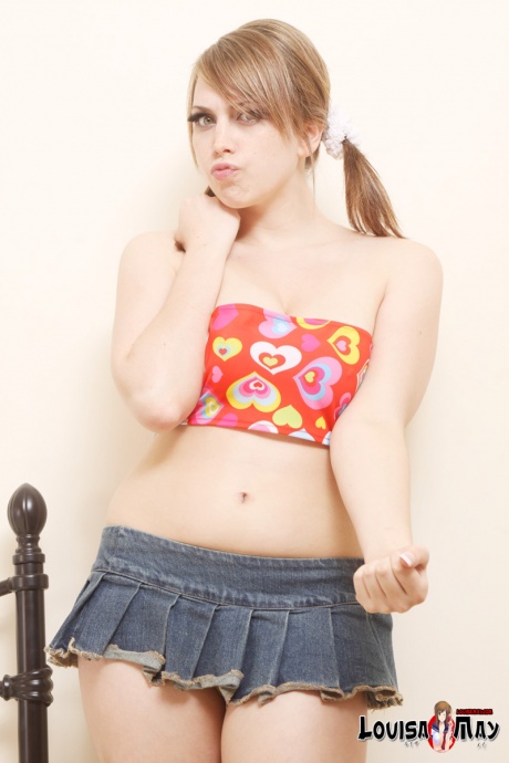 Молодая девушка-одиночка Луиза Мэй обнажает свои большие натуральные сиськи на своей кровати 3