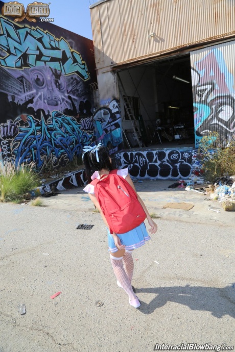 Азиатская шлюха пьет сперму из миски после того, как ее трахнули черные мужчины 3