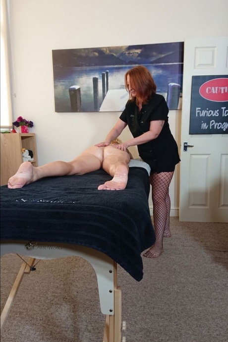 Рыжеволосая массажистка играет с милфой Молли, блондинкой постарше, со своей киской 6