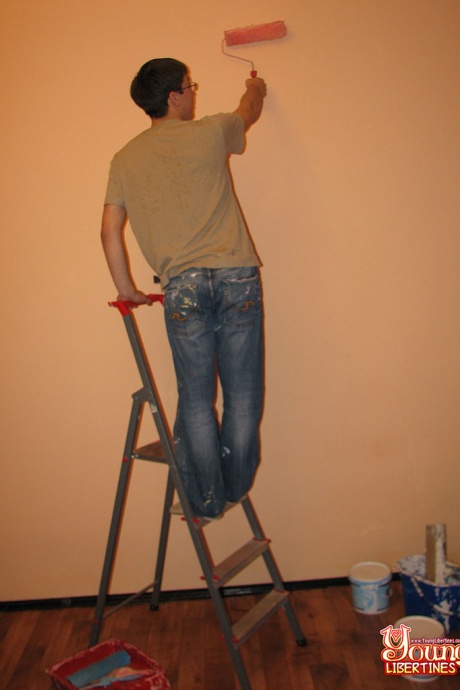 Сеанс покраски дома приводит к ММФ сексу для этих возбужденных подростков 2