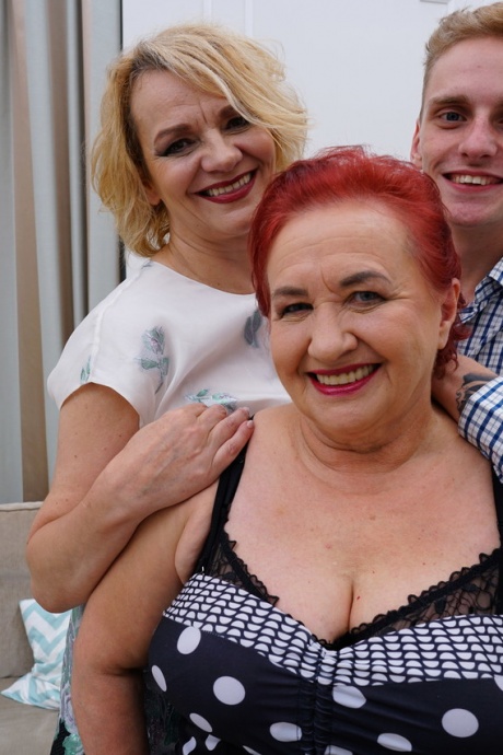 Старые домохозяйки обмениваются спермой после анального секса с джентльменом помоложе 3