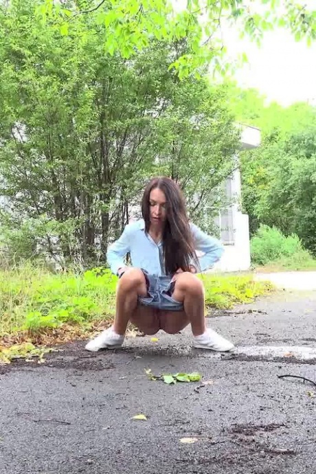 Темноволосой Мистике нужно пописать, находясь в пригороде 11