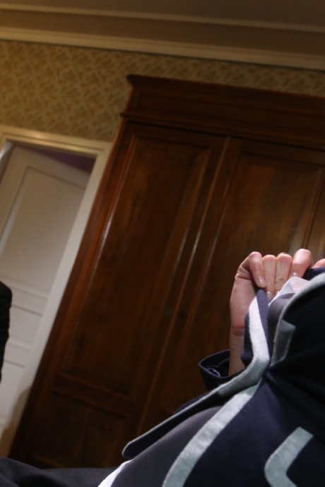 Белокурая студентка Люси Харт занимается сексом со своим учителем в спальне 3