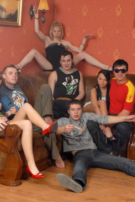 Девочки и мальчики-подростки участвуют в групповом сексе без ведома своих родителей 4