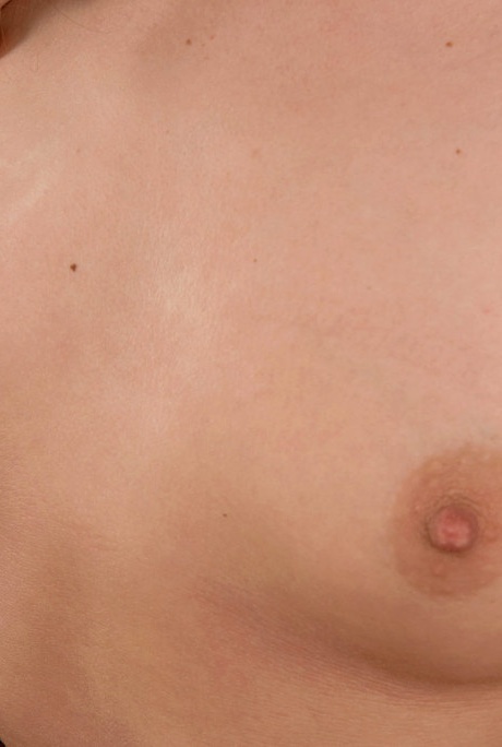 Непослушная девочка-подросток Аврора Монро снимает свою школьную форму, чтобы позировать обнаженной 10