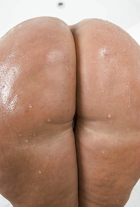 Озорная цыпочка в ажурном наряде раздевается и обнажает свою огромную толстую задницу 9