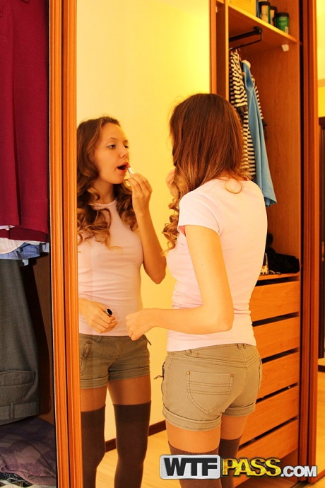 Молодая любительница Катя показывает свои ягодицы в домашней сольной съемке 4