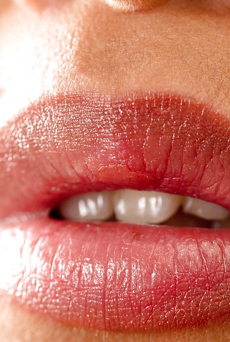 Соблазнительная азиатская шлюшка раздевается и показывает свои товары крупным планом 11