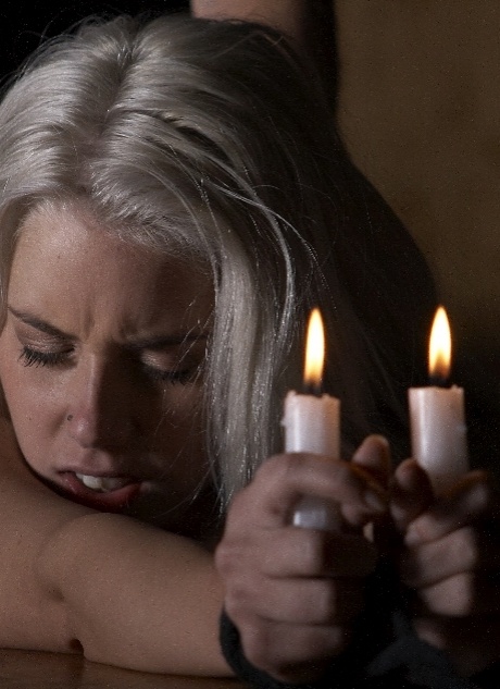 Молодую красотку сдерживают и используют по желанию ее Хозяина во время БДСМ-игр 7