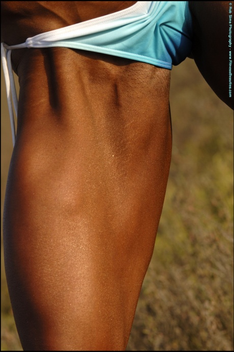 Культуристка Дейдре Пагнанелли демонстрирует свое мускулистое тело в бикини 3