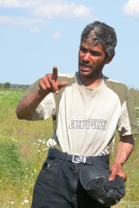 2 пожилые женщины, нуждающиеся в сексе, натыкаются на бездомного бомжа, чтобы потрахаться в поле 16