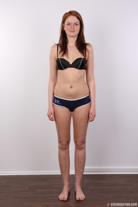 Рыжеволосая веснушчатая Адела впервые снимает с себя всю одежду 5