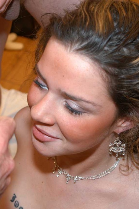 Белая молоденькая Холли получает сперму на свое желанное личико на вечеринке буккаке 10