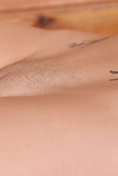 Соло-девушка Виктория Дэниелс засовывает пальцы в жопу и пизду в сауне 16