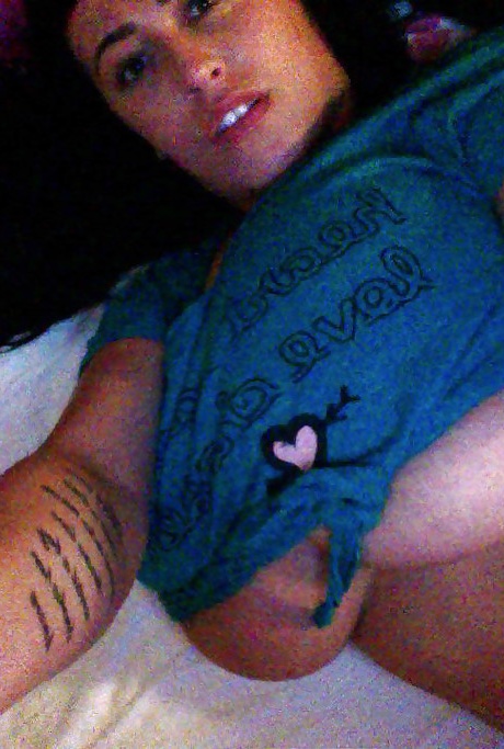 Пышногрудая евро леди Лиэнн Кроу демонстрирует массивные дыни на самодельных селфи 7