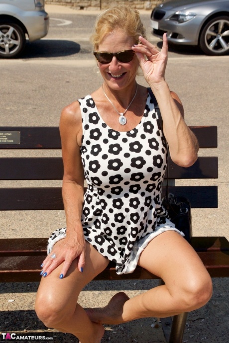 Зрелая блондинка Молли МИЛФ обнажает свои сиськи и нижнее белье на пляже 15