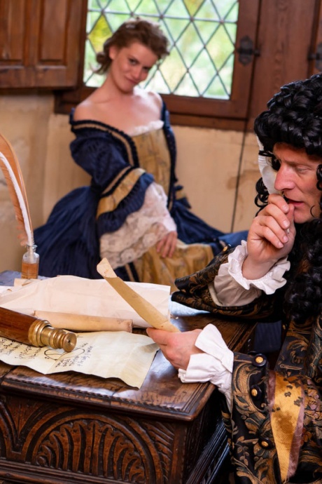 Большегрудая цыпочка Элис Уэйн соблазняет своего адвоката в старинном костюме 5