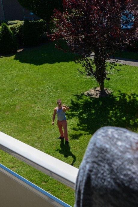 Возбужденная женщина Sina Hot приглашает молодого человека к себе на площадку для жесткого секса 3