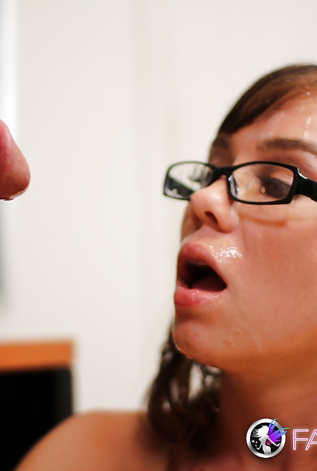 Сексуальная брюнетка Капри Андерсон делает сочный жесткий минет 16