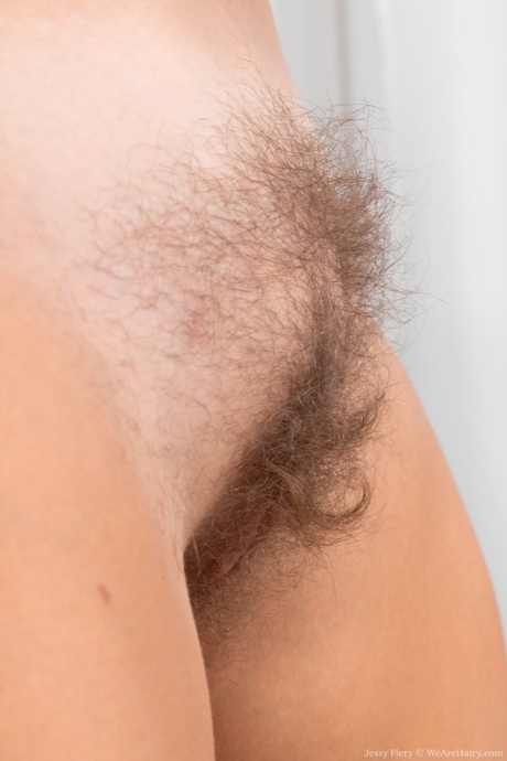 Блондинка-любительница Джесси Файери теребит половые губки своей волосатой киски 13