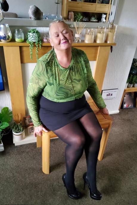 Коротко стриженная Нэн Валгасмик обнажает свои трусики под юбкой в чулках 4