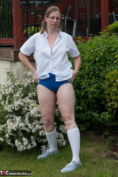 Толстая пожилая женщина Сэмми Шлюха освобождает свои сиськи и пизду от школьной одежды 14