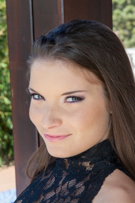 Сладкую молоденькую Аниту Беллини трахают в жопу, одновременно отсасывая член 2