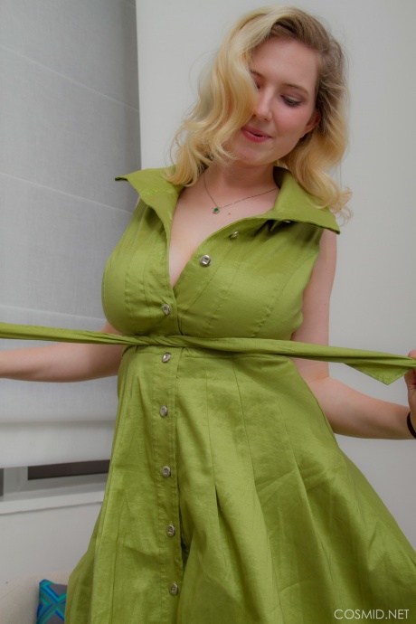 Блондинка-любительница Мим Тернер обнажает свои большие натуральные сиськи, снимая платье 9