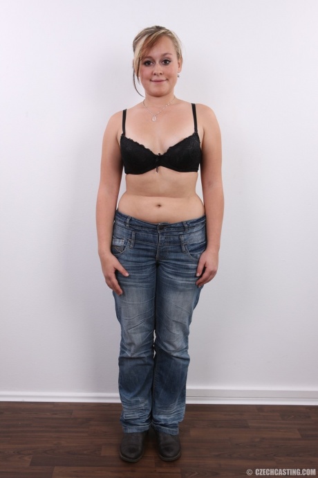 Пухленькая любительница стоит обнаженная после того, как сняла с себя одежду 3