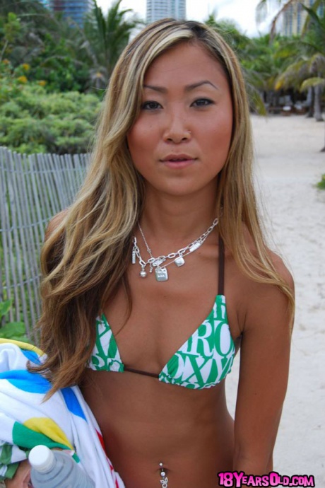 Молоденькая азиатка с крошечными сиськами Тина позирует в горячем бикини на открытом воздухе 15