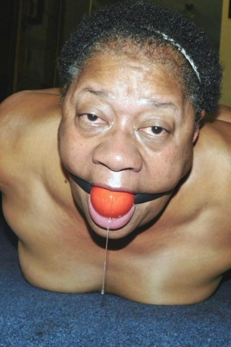 Полная негритянка Трикси борется с кляпом во рту, пока ее связывают 4